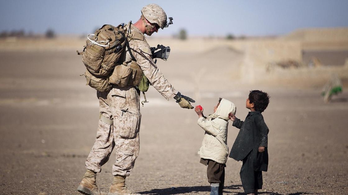 Солдат и двое детей