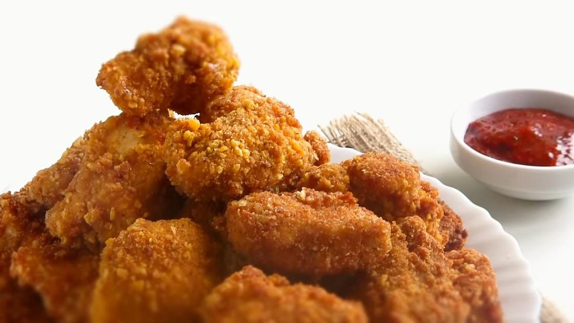 Куриные наггетсы на тарелке Куриные наггетсы на тарелке