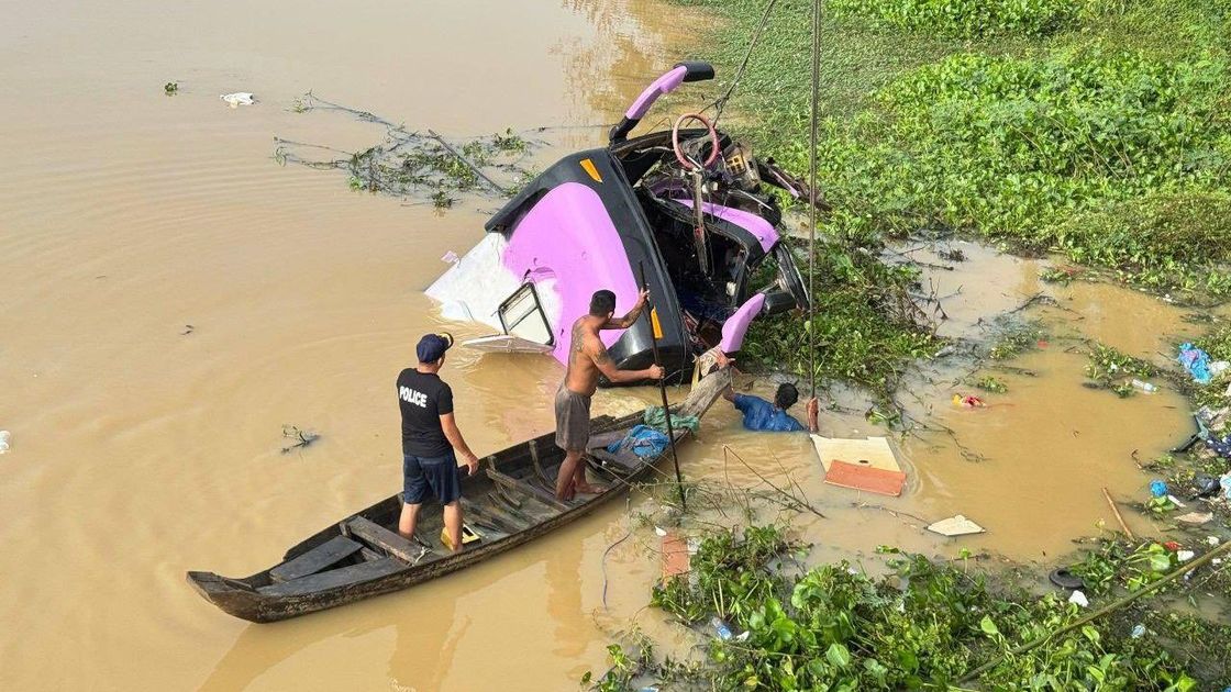 Автобус упал в реку в Камбодже
