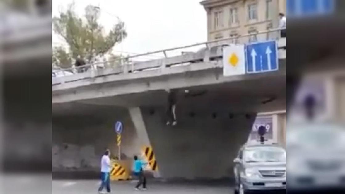 Мужчина прыгнул с моста Мужчина прыгнул с моста