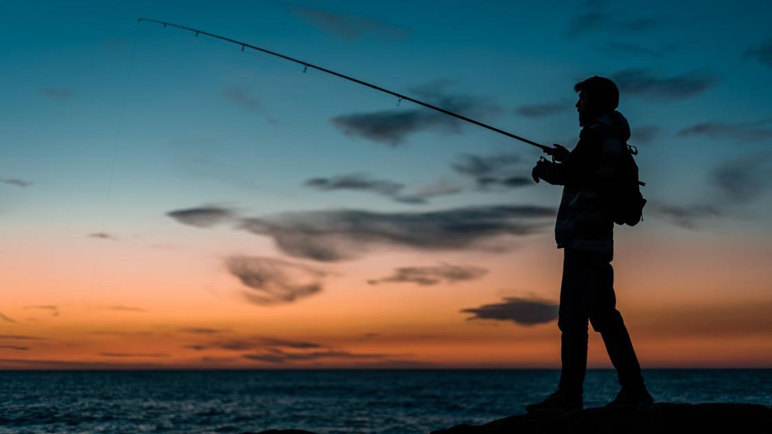 Рыбак на фоне закатного неба