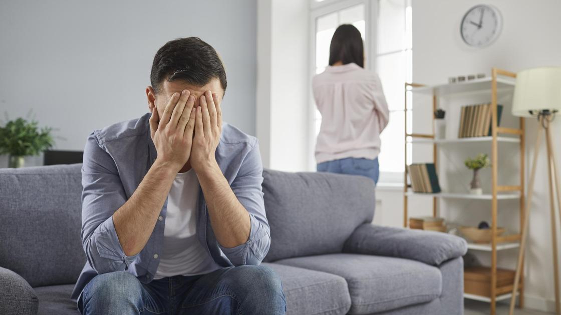 Расстроенный мужчина