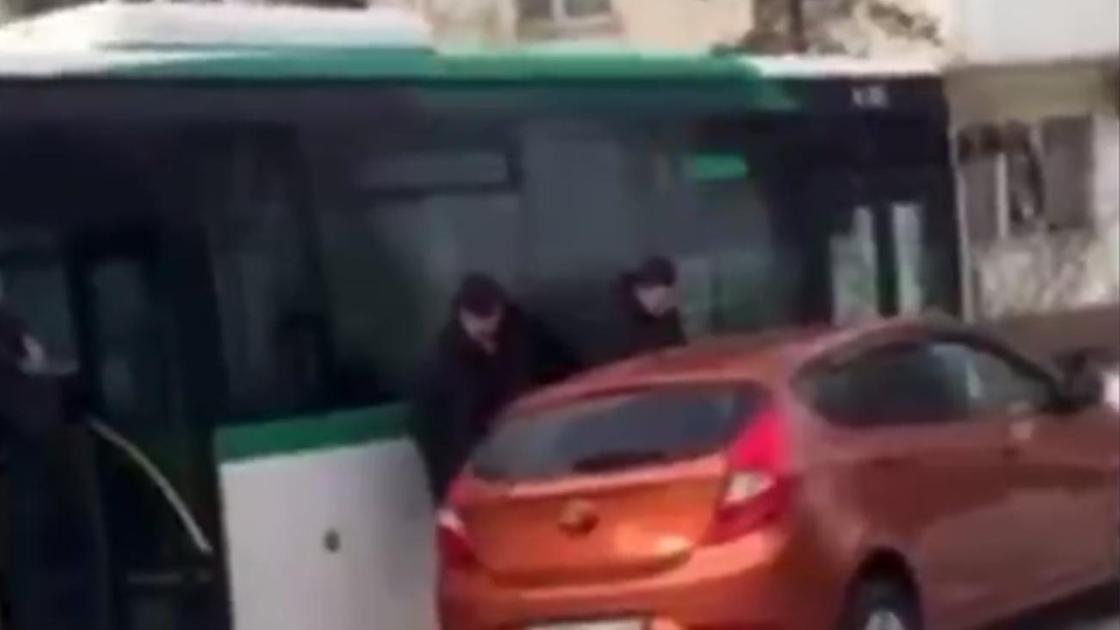 Автобус врезался в легковое авто Автобус врезался в легковое авто
