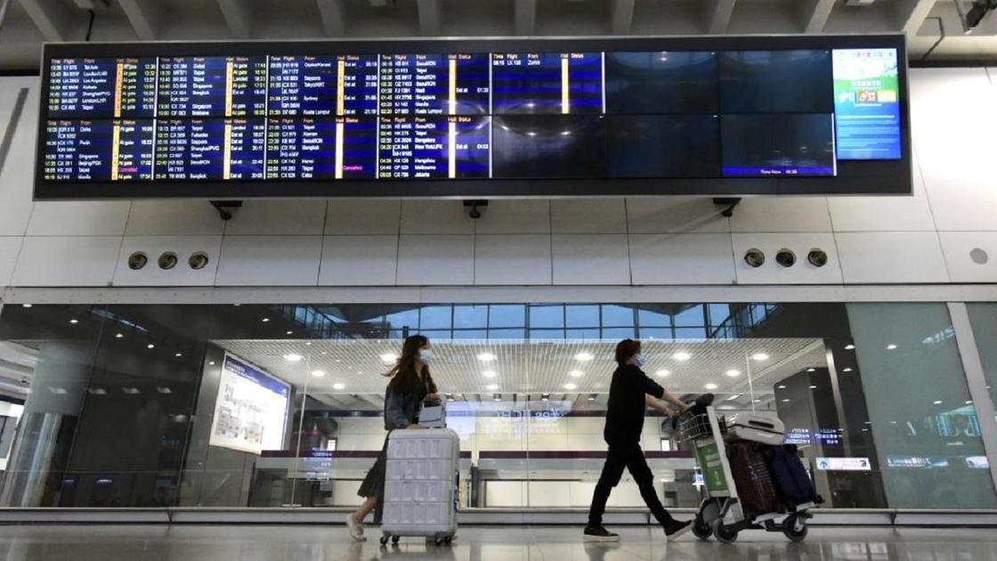 Пассажиры с чемоданами в аэропорту