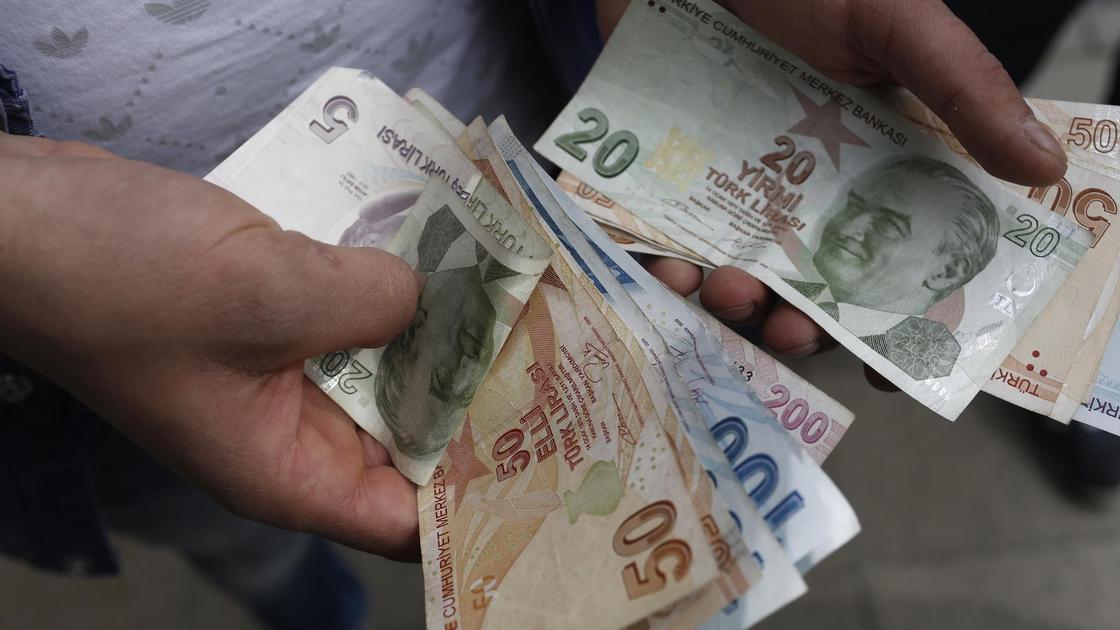 Банкноты в руках, турецкая лира