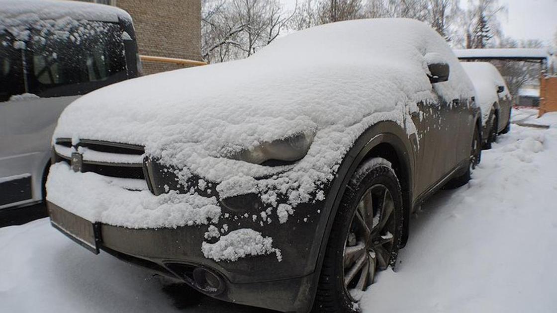 машина, засыпанная снегом