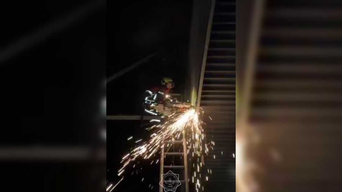 Пожарные тушат пожар