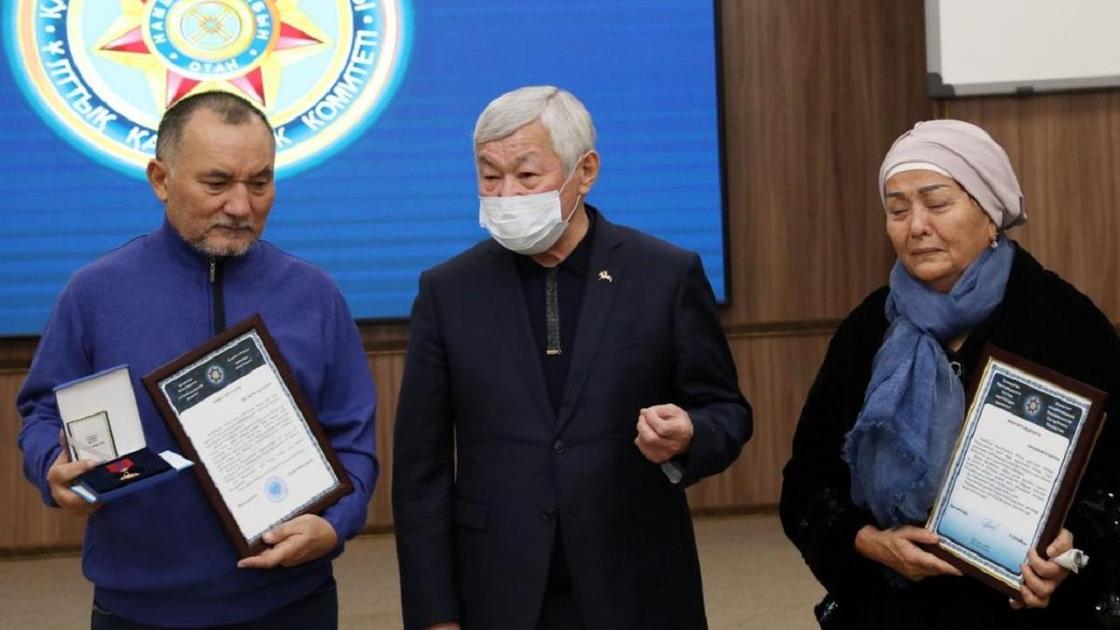 Бердибек Сапарбаев вручает награду родителям погибшего