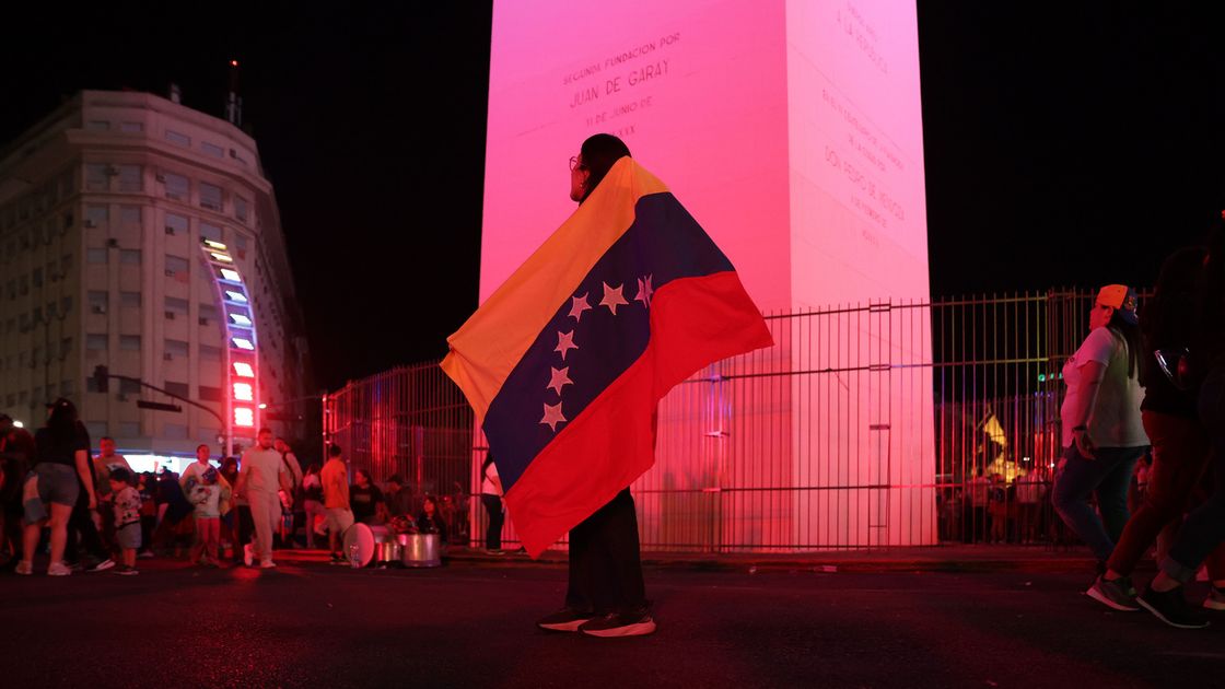 Мигранты Венесуэлы празднуют арест Мадуро у обелиска