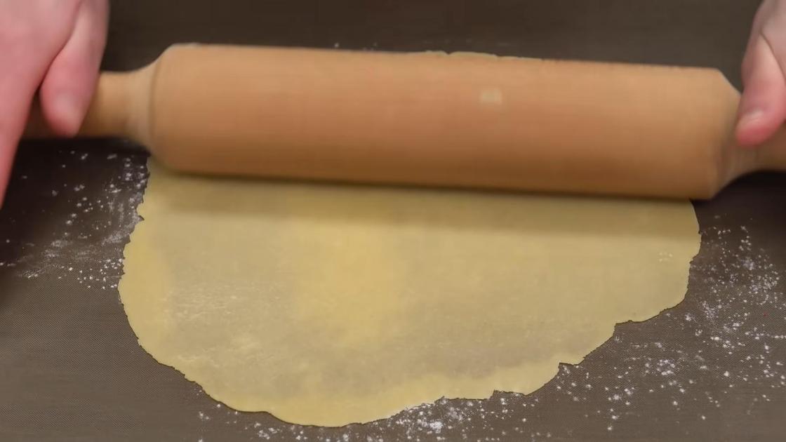 Тесто раскатывают скалкой на посыпанной мукой поверхности