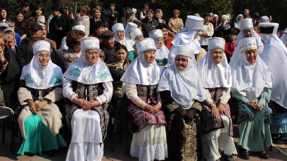В Алматы поздравили ветеранов и детей с праздником Наурыз