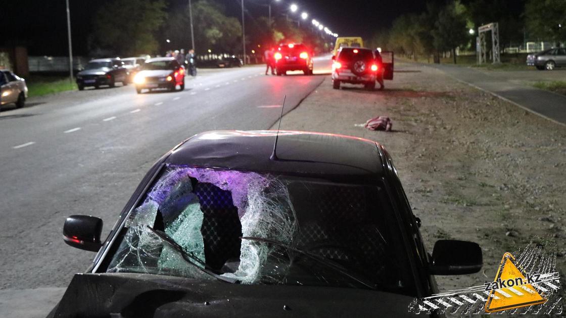 Машина с разбитым лобовым стеклом стоит на дороге