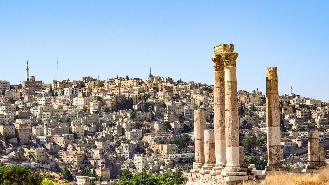 Вид на Храм Геркулеса в Цитадели Аммана и на город Амман
