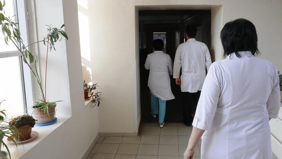 Медики идут по коридору больницы
