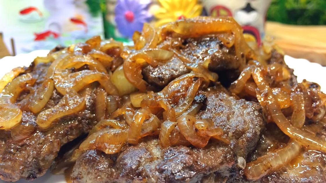 Вкусный Рецепт: Печень говяжья с кабачком и чесноком
