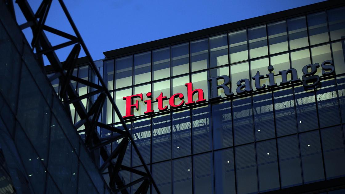Здание с логотипом Fitch Ratings