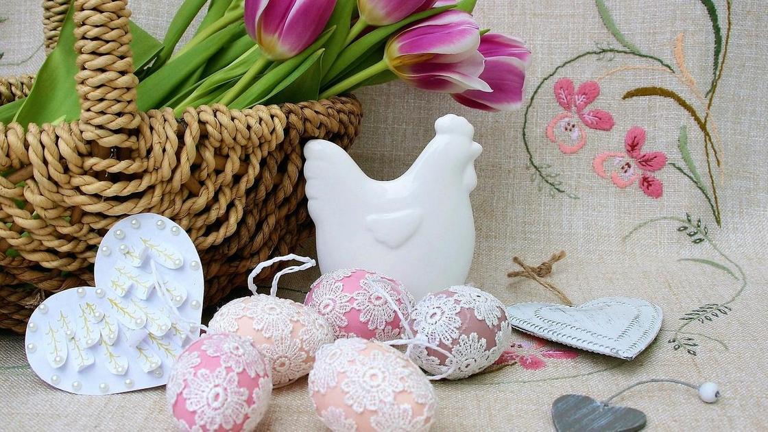 Пасхальная атрибутика и живые тюльпаны Пасхальная атрибутика и живые тюльпаны