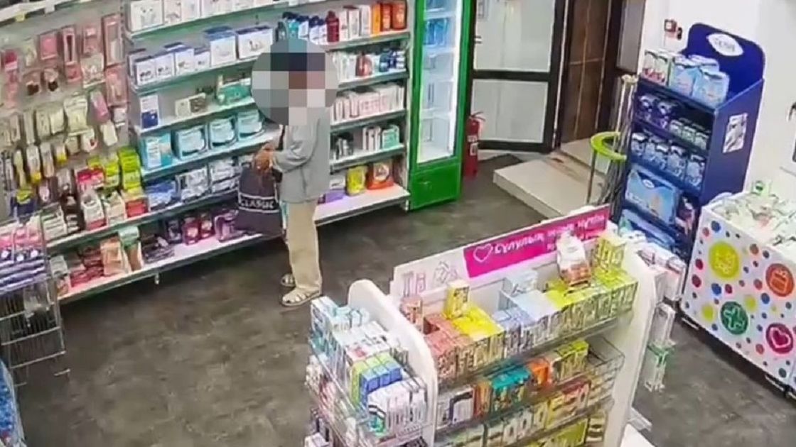 Мужчина в аптеке