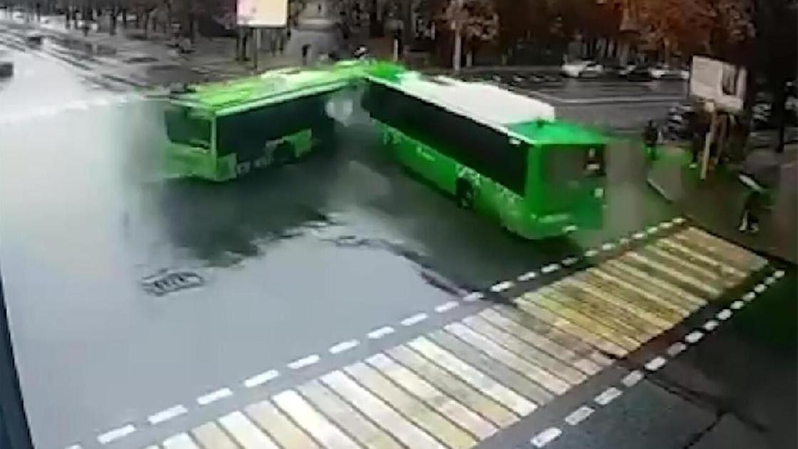 Алматыда екі автобустың соқтығысқан сәті