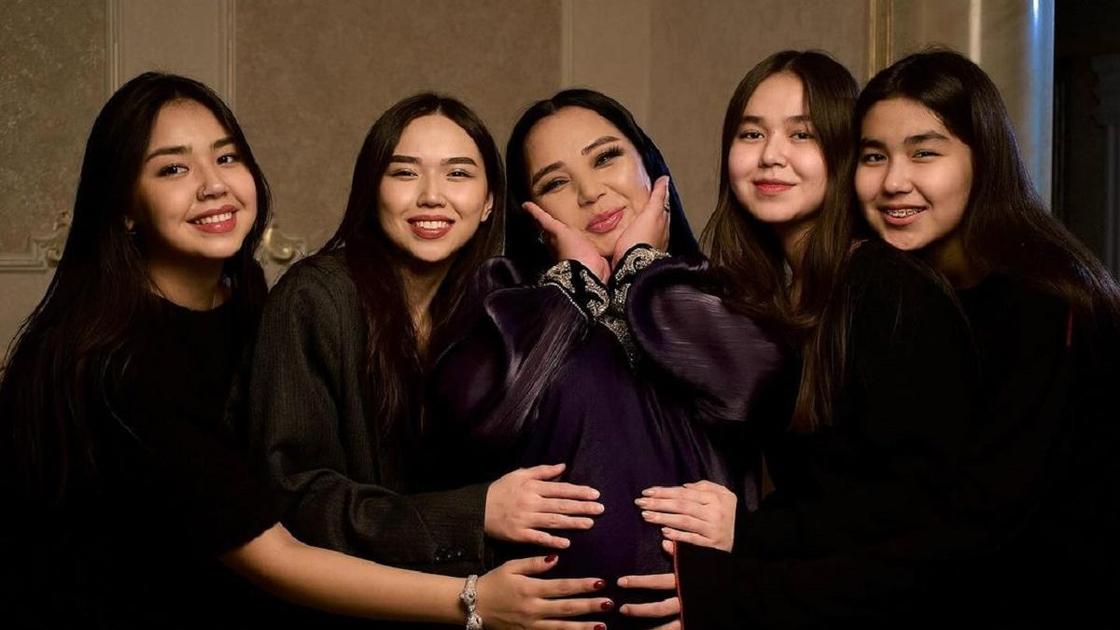 Алтынай Жорабаева с дочерьми