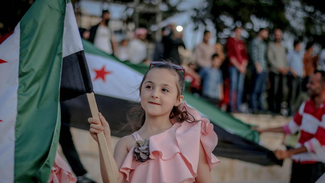 Девочка с флагом Сирии