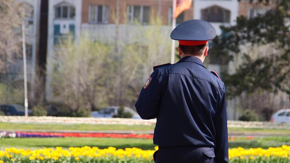 Полицейский в форме стоит на улице