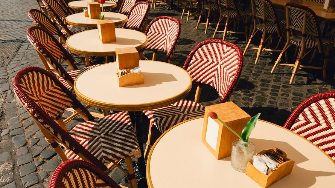 Столики в кафе