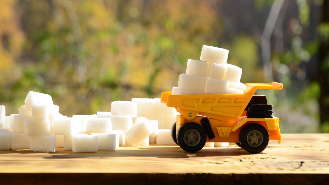 Игрушечный грузовичок с сахаром