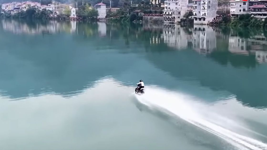 Мотоциклист проехал по воде
