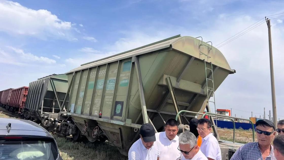 Вагоны грузового поезда и люди рядом