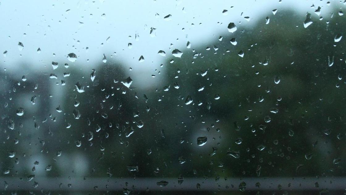 Капли дождя на окне