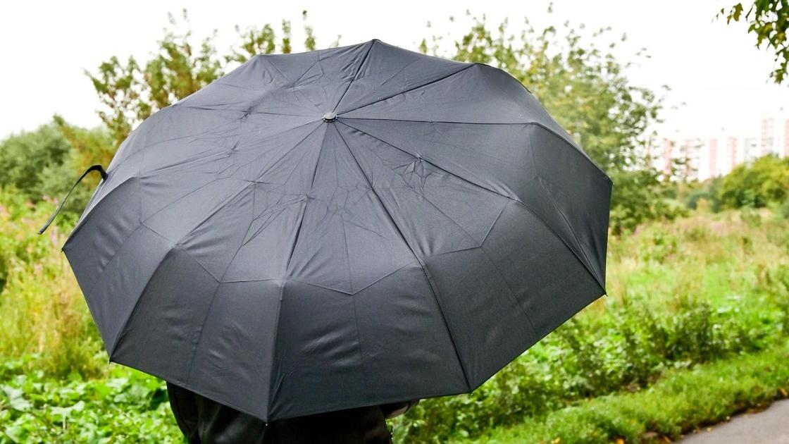 Человек под черны зонтом