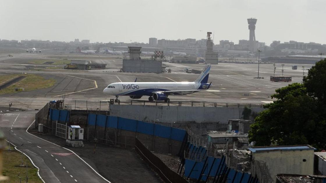 Самолет в аэропорту Мумбаи