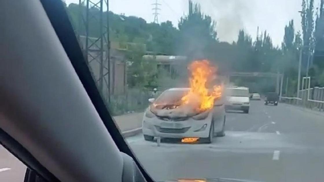 Автомобиль горел в Алматы