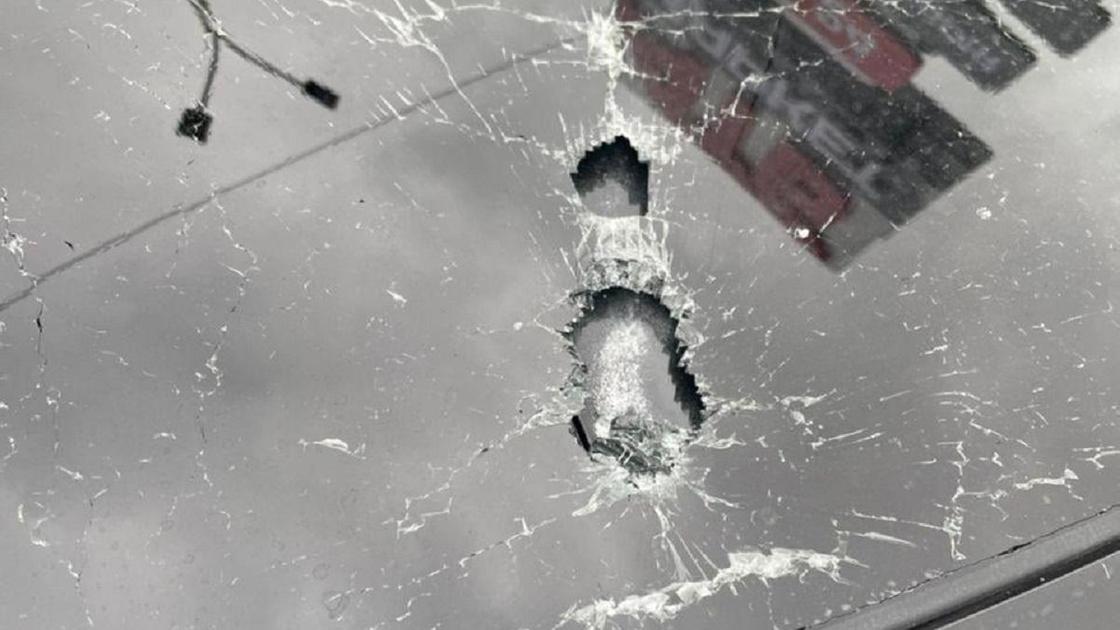 След от выстрела в машине Шефира