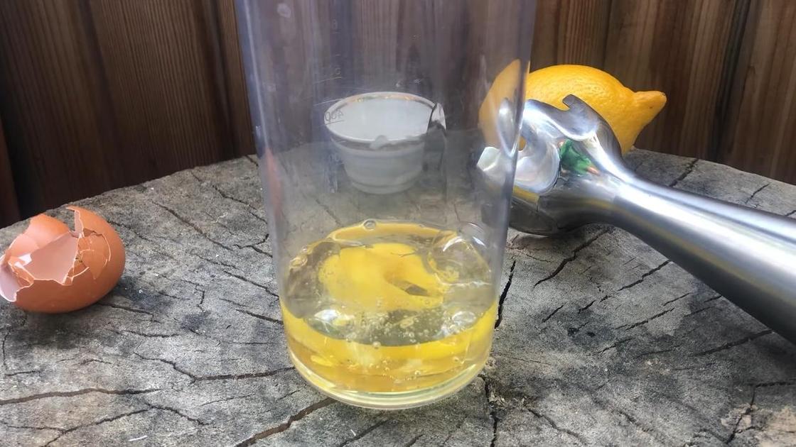 Сырое яйцо с растительным  маслом в стакане