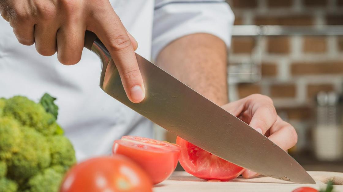 Нарезают ножом помидоры