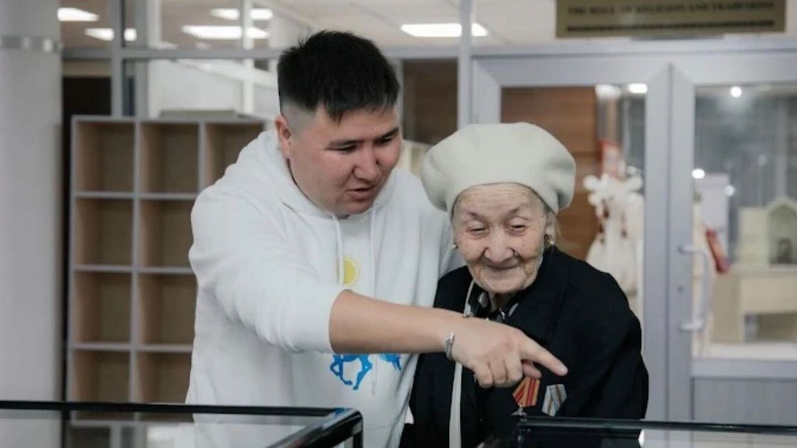 Жазушы Елдос Тоқтарбай және Ахмет Байтұрсынұлының ұрпағы Айман Байсалова