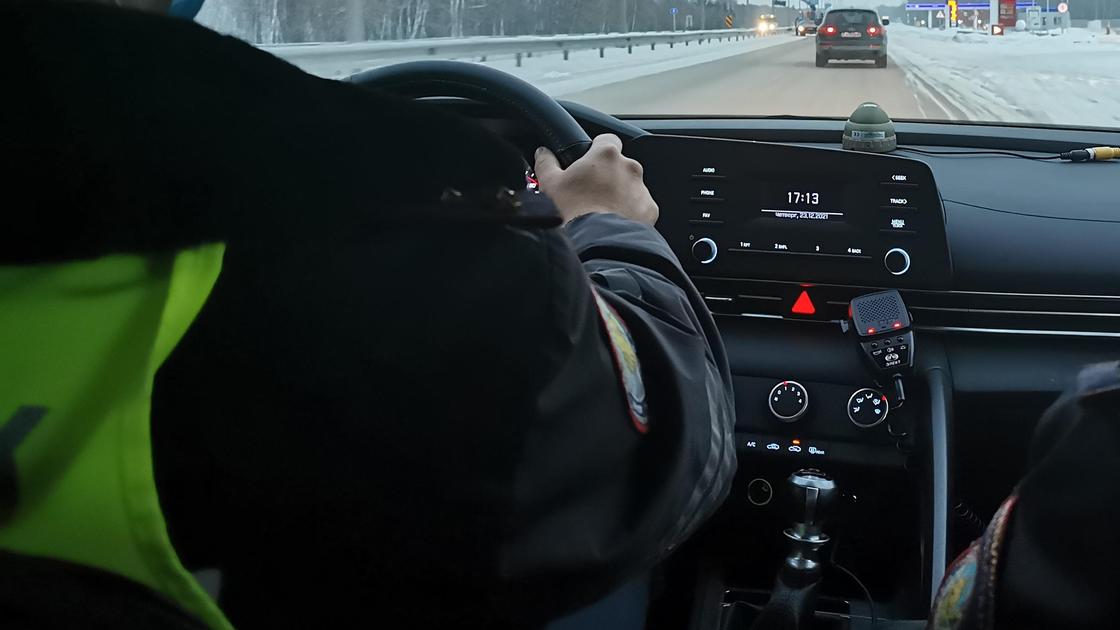 Полицейский за рулем авто