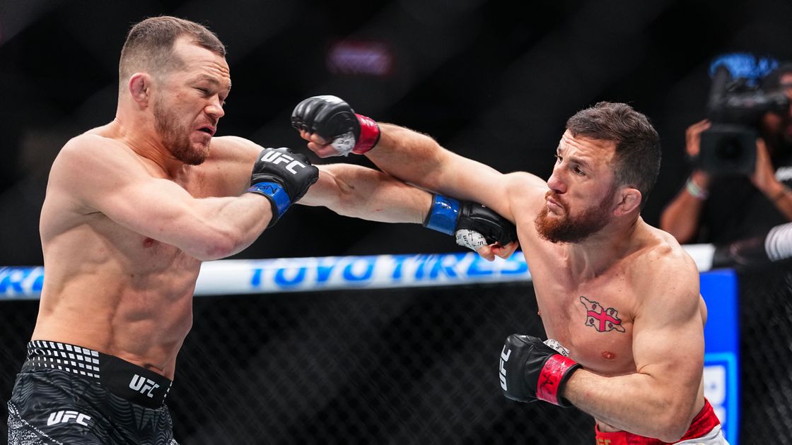 Бойцы ММА Петр Ян и Мераб Двалишвили (слева направо)