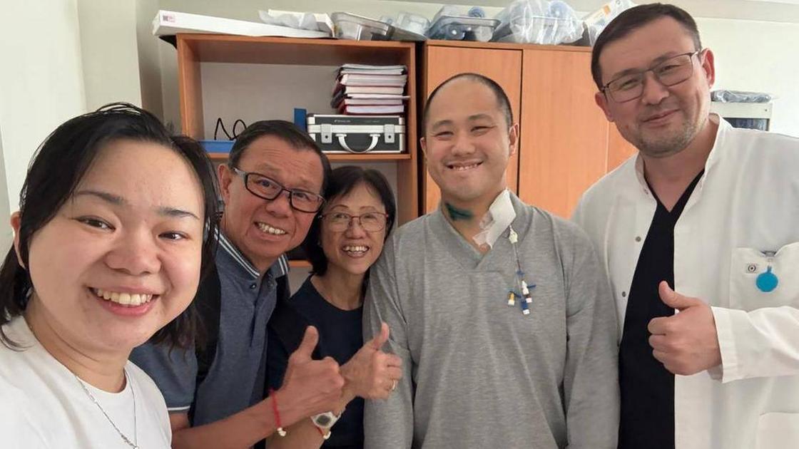 Пациент с родными и врачом