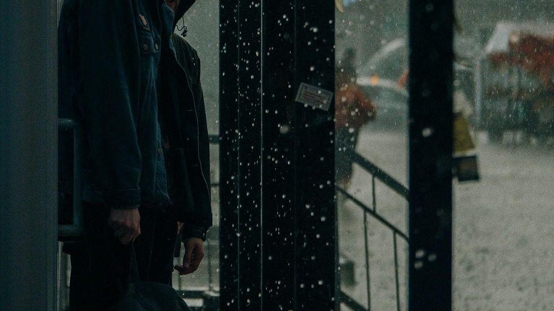 Люди на остановке