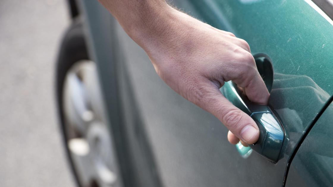 Мужчина садится в автомобиль