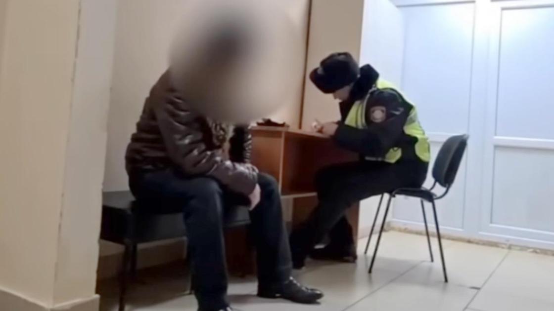 Пьяный мужчина сидит в отделении полиции