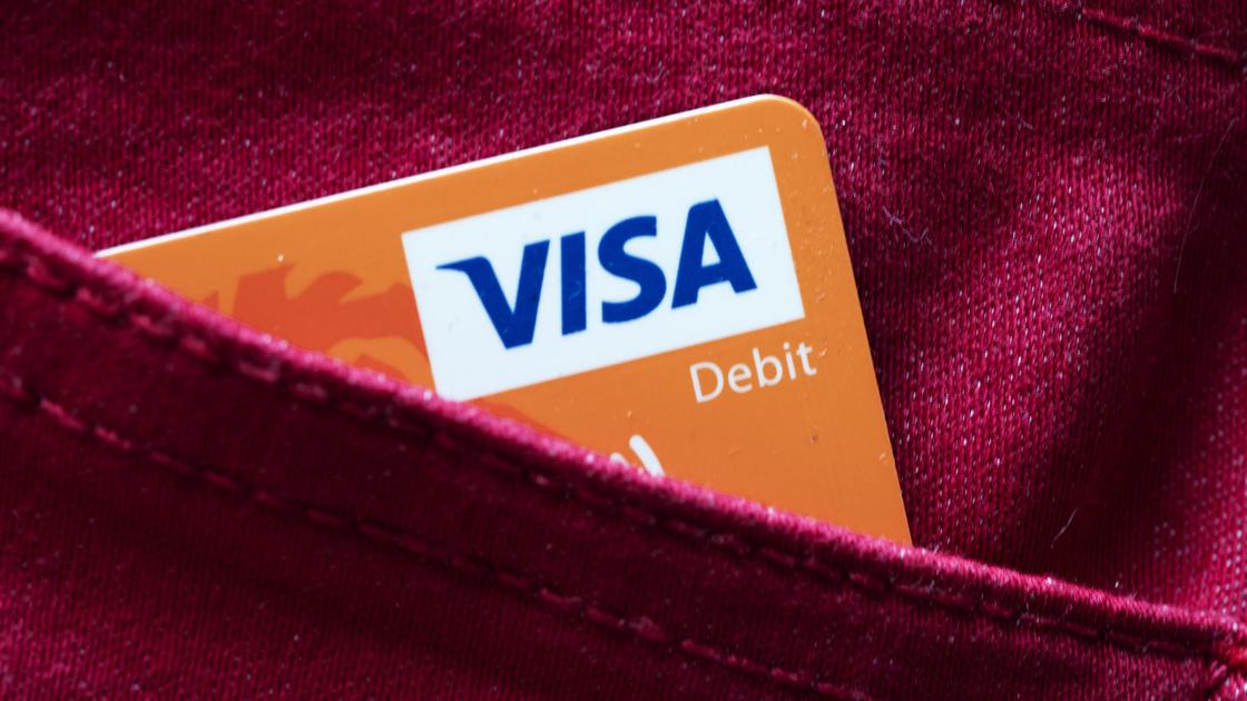 Пластиковая карта Visa в кармане брюк