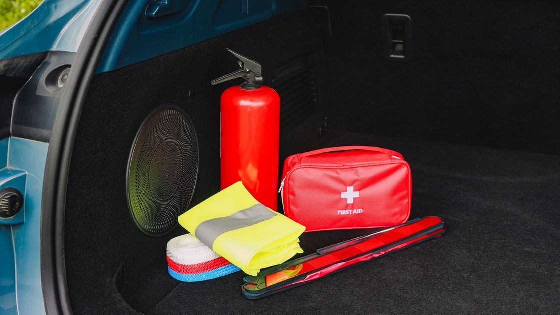 Автомобильная аптечка, жилет и огнетушитель.