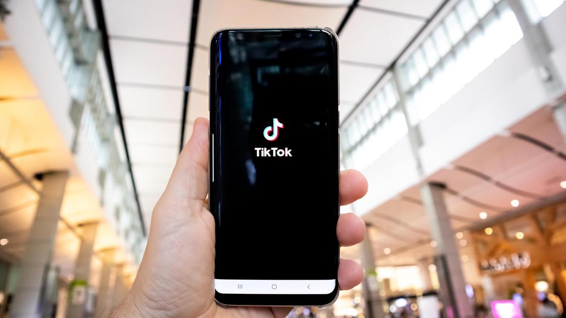 Приложение TikTok на телефоне