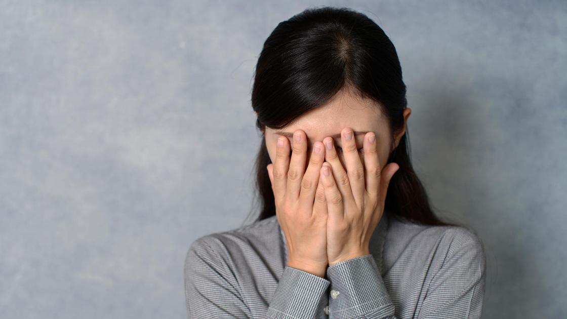 Девушка плачет