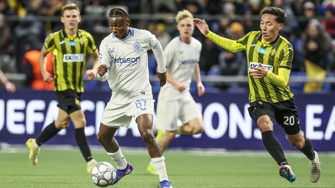 Французский футболист Мамаду Диакон (слева)