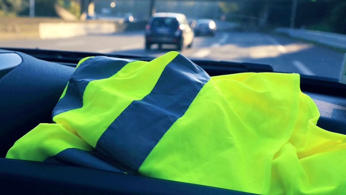 Жилет лежит на панели авто